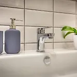 Cobalt Cove 2 Bedroom דירה